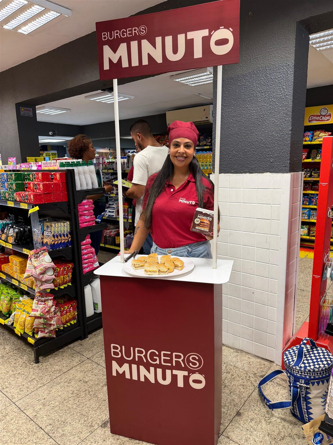 Promotora da Minuto Burgers em ação de degustação num mercado
