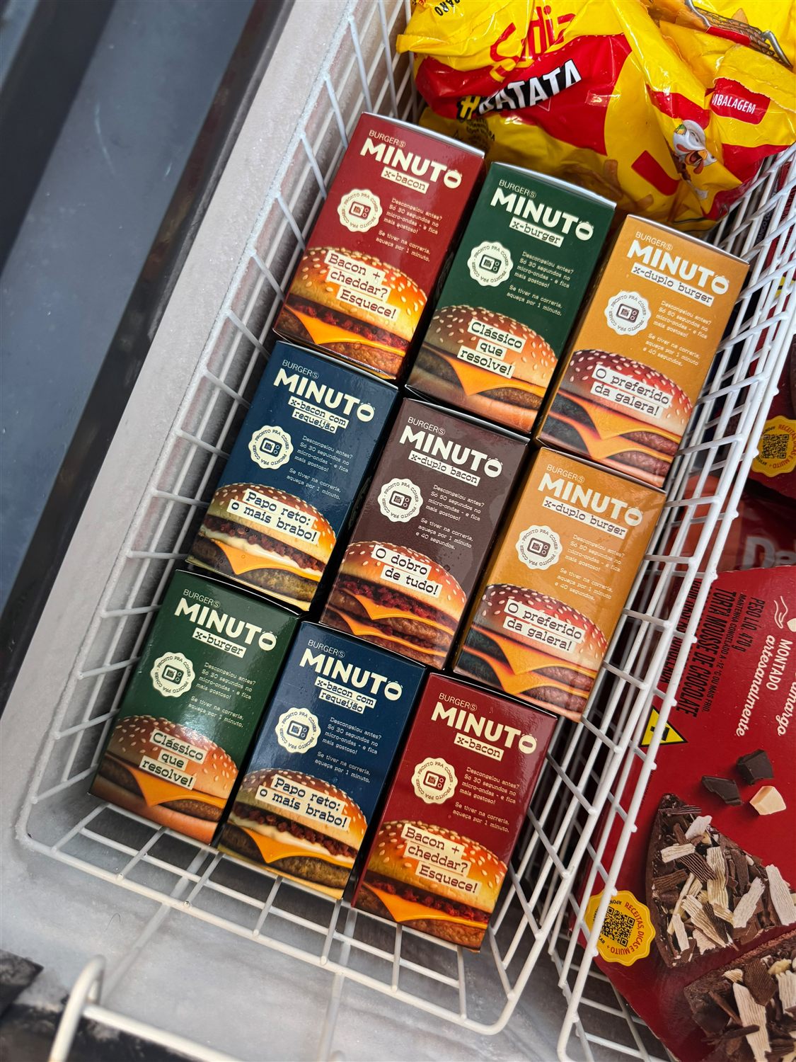 Freezer organizado com todos os sabores da Minuto Burgers