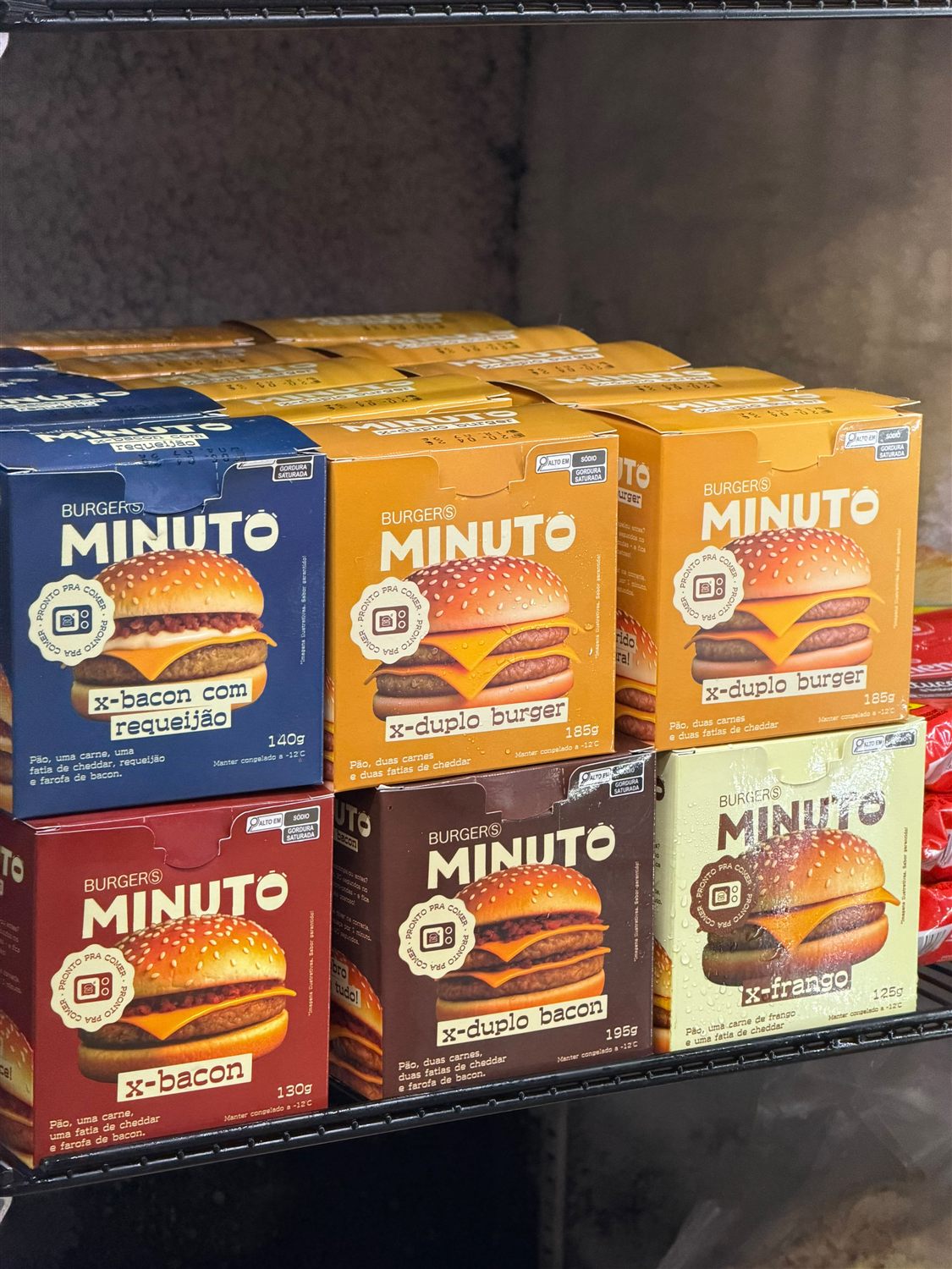 Caixas da Minuto Burgers expostas na prateleira do freezer
